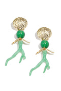 Boucles d'oreilles avec pendentifs en corail et motifs marins