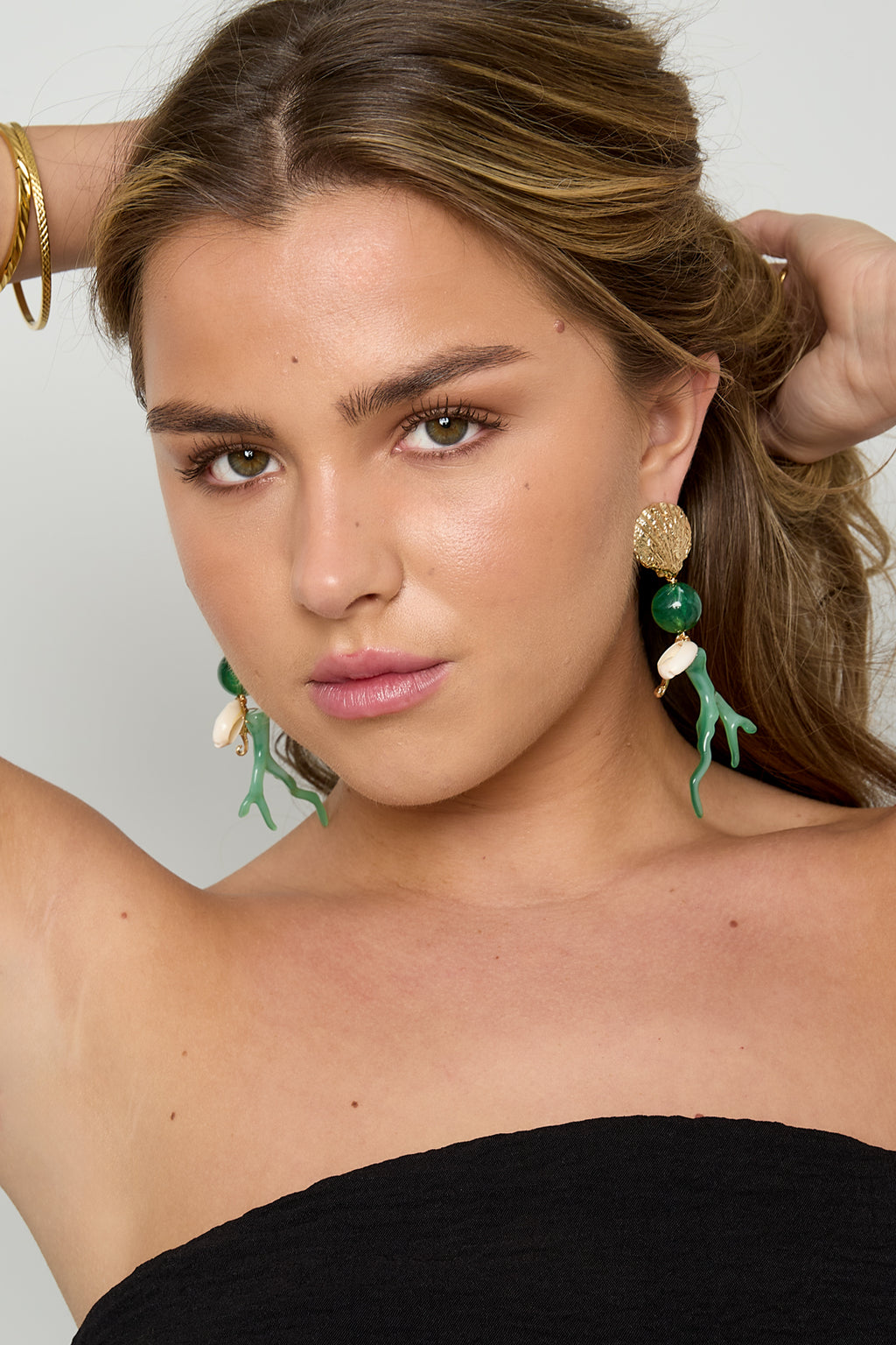 Boucles d'oreilles avec pendentifs en corail et motifs marins